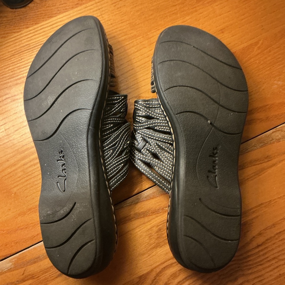 Clarks Black and Tan Women's Sandals - Picture 3 of 4